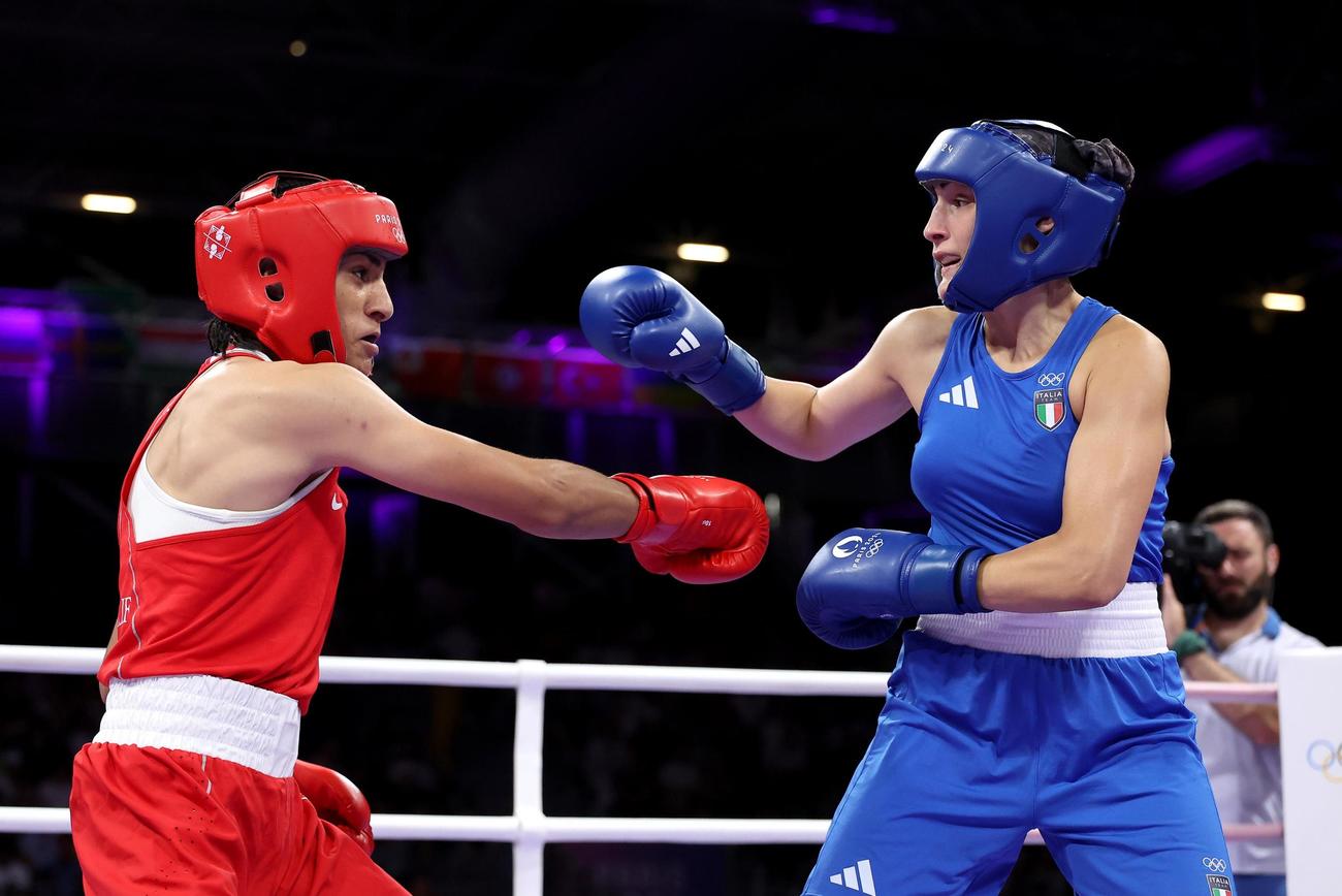 ボクシング女子66 キロ 級2回戦　アンジェラ・カリニ（右）と対戦するイマネ・ヘリフ（ゲッティ＝共同）
