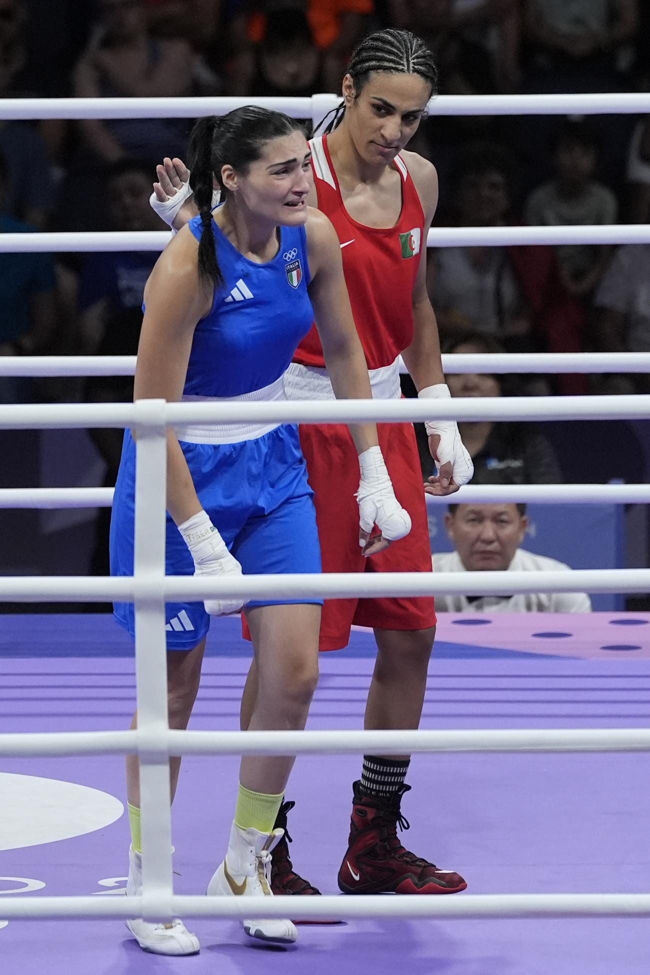 ボクシング女子66 キロ 級2回戦の試合途中に棄権したアンジェラ・カリニ。右はイマネ・ヘリフ（AP＝共同）