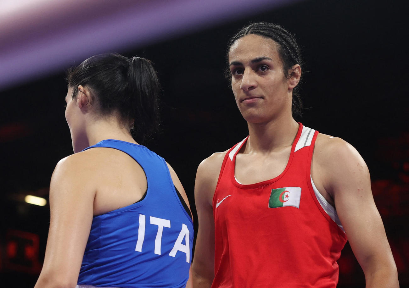 女子66キロ級2回戦　アルジェリアのヘリフ（右）と棄権したイタリア・カリニ（ロイター）