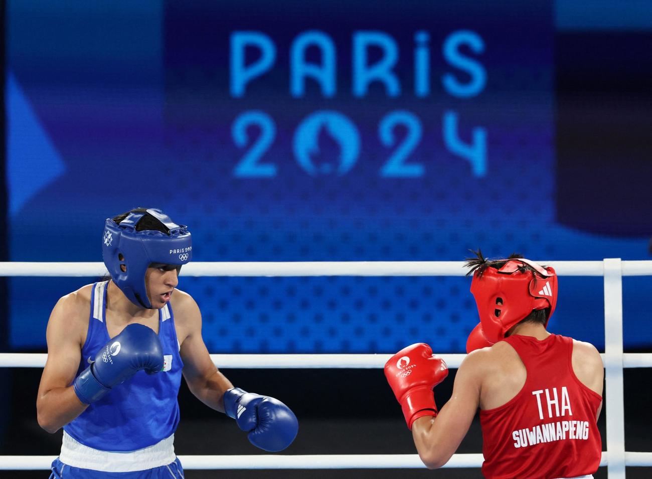 タイのスワンナペンと対戦するヘリフ（左）（ロイター）