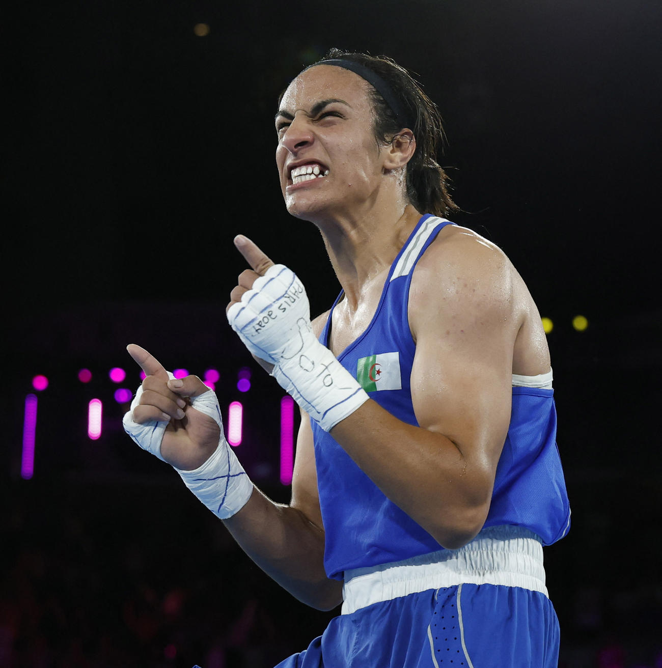 準決勝で勝利しリングの上で喜ぶアルジェリアのヘリフ（ロイター）