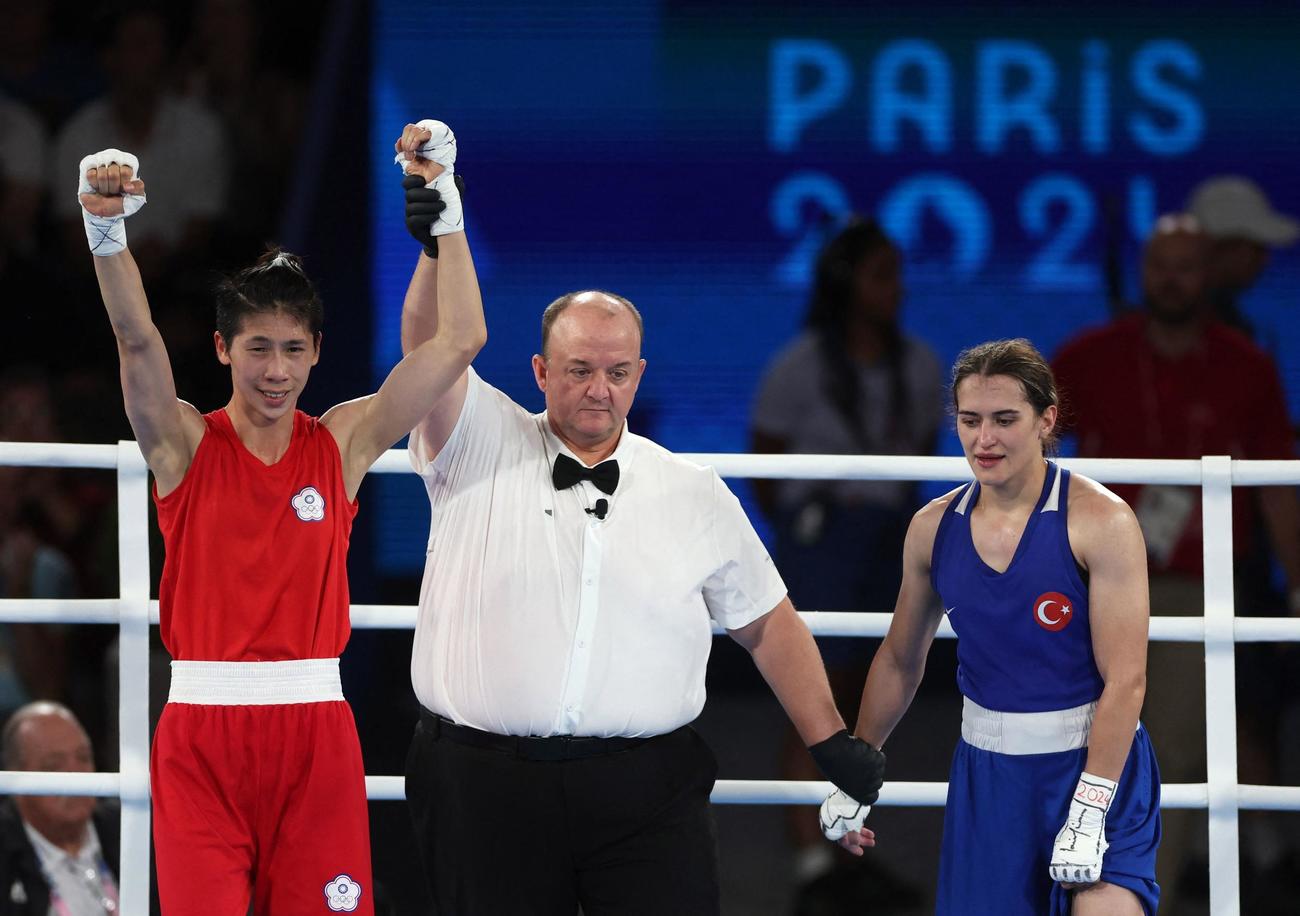 パリ五輪のボクシング女子57 キロ 級準決勝で、トルコのエスラ・ユルドゥズカフラマン（右）に勝利した林郁 〓（女ヘンに亭） （左）＝7日、パリ（ロイター＝共同）