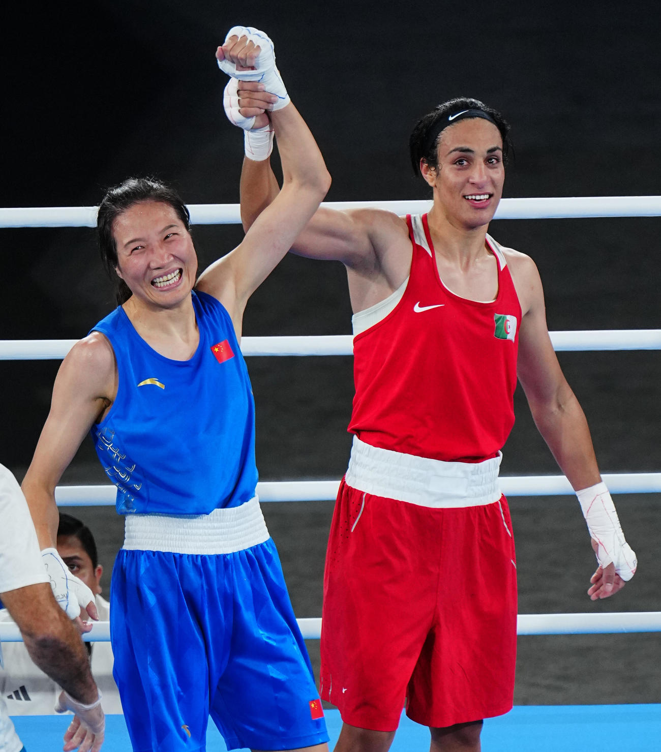 ボクシング女子66キロ級決勝、イマネ・ヘリフ対楊柳　判定勝ちで金メダルを決めたヘリフ（右）は楊柳の腕を挙げ笑顔で健闘をたたえ合う（撮影・垰建太）