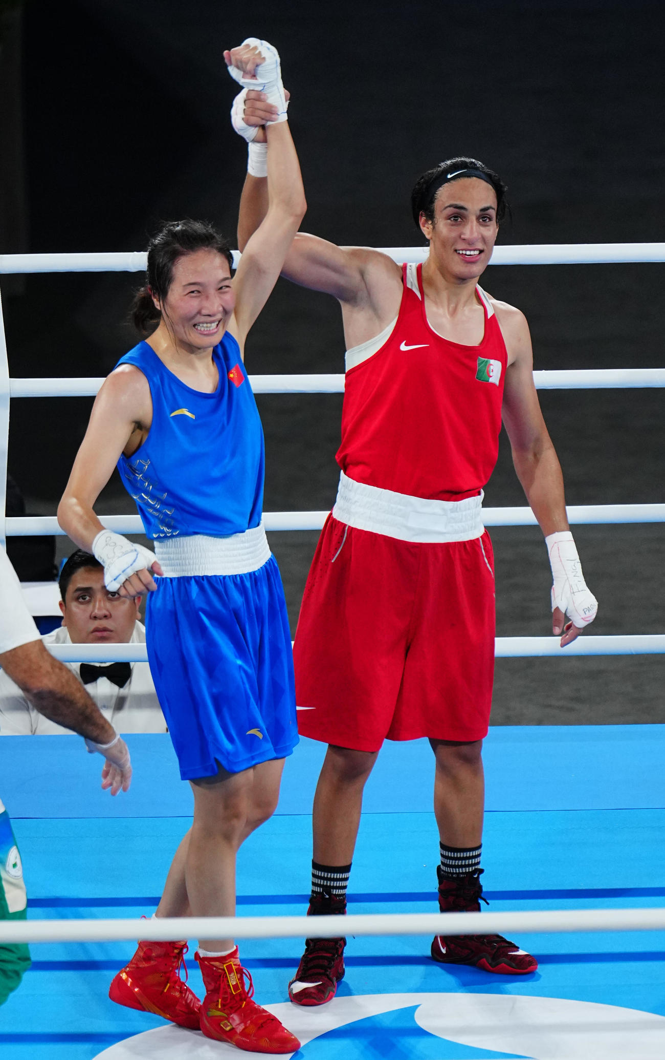 ボクシング女子66キロ級決勝、イマネ・ヘリフ対楊柳　判定勝ちで金メダルを決めたヘリフ（右）は楊柳の腕を挙げ笑顔で健闘をたたえ合う（撮影・垰建太）