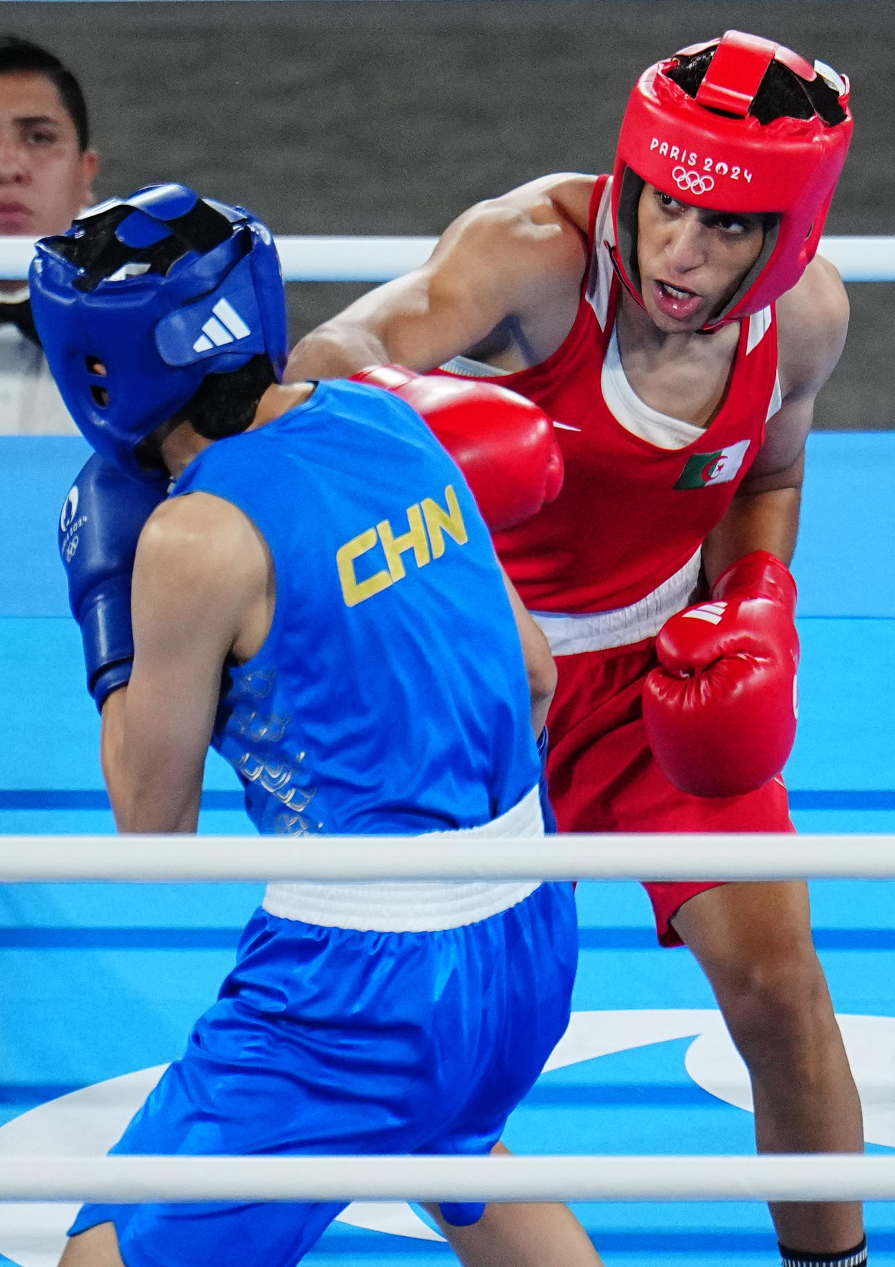 ボクシング女子66キロ級決勝、イマネ・ヘリフ対楊柳　攻めるアルジェリアのヘリフ（撮影・垰建太）