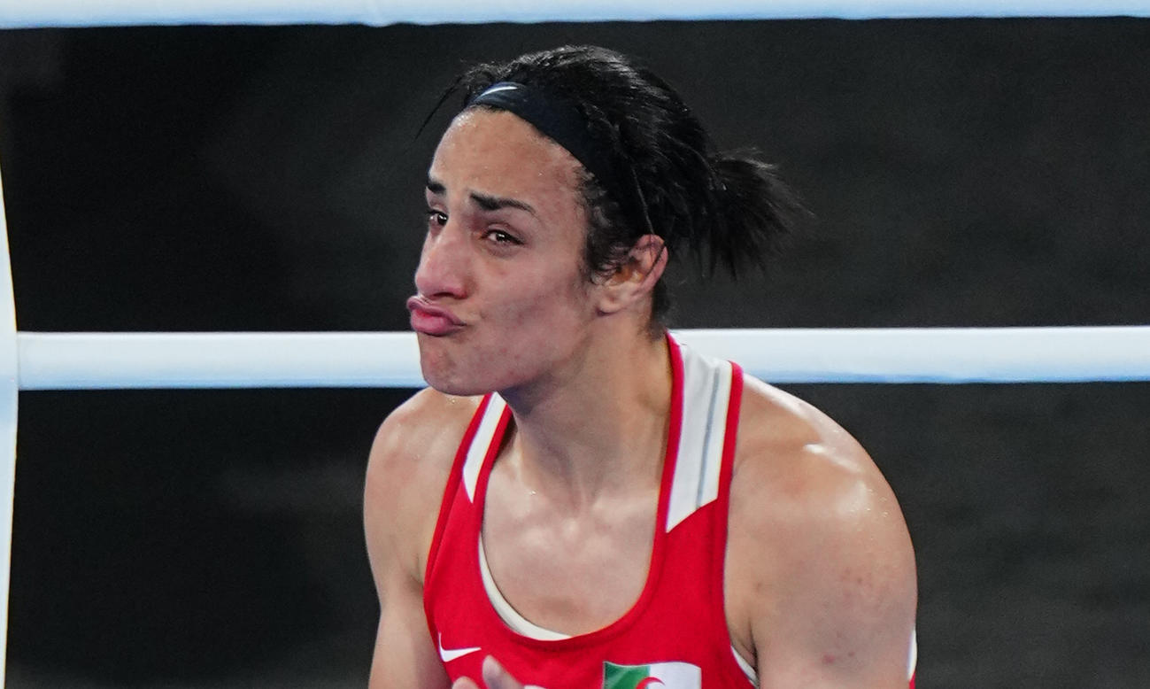 ボクシング女子66キロ級決勝、イマネ・ヘリフ対楊柳　判定勝ちで金メダルを決めたヘリフはポーズを決める（撮影・垰建太）