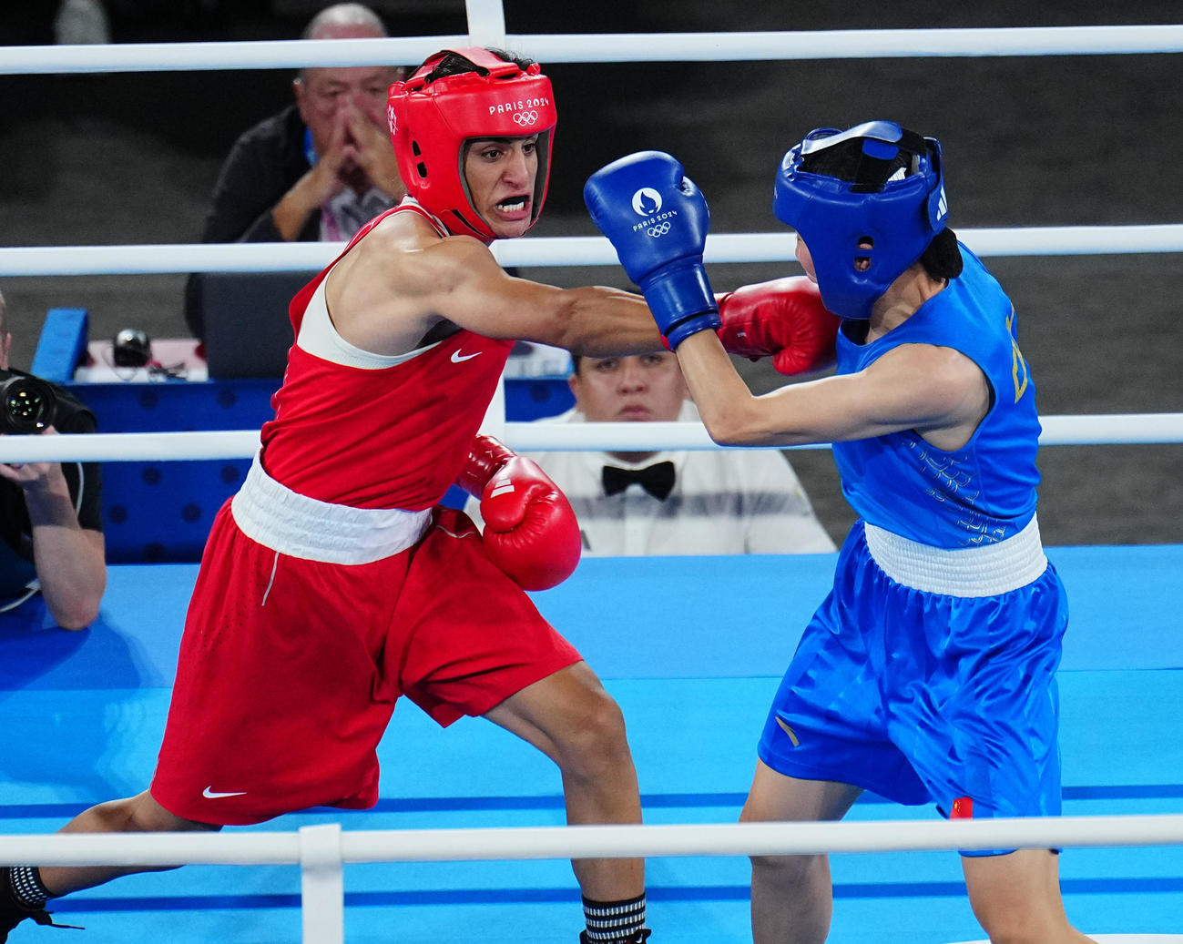 ボクシング女子66キロ級決勝、イマネ・ヘリフ対楊柳　攻めるアルジェリアのヘリフ（撮影・垰建太）