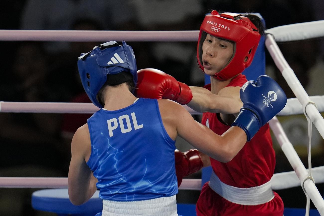 パリ五輪ボクシング女子57キロ級　ポーランドのシェレメタ（左）にパンチをヒットさせる台湾の林（AP）