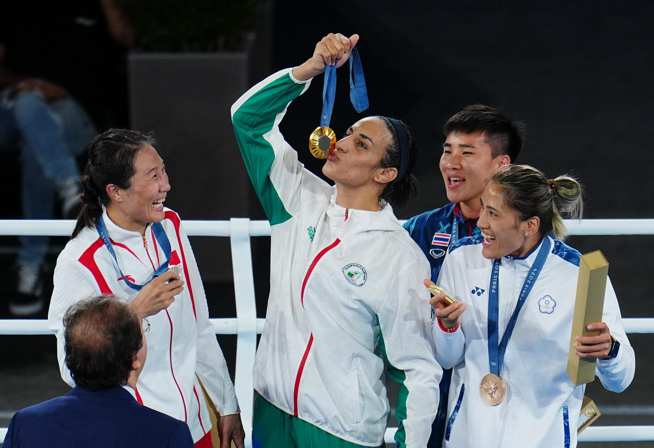 ボクシング女子66キロ級決勝、表彰台でおどけながら金メダルにキスをするヘリフ（中央）。左から楊、1人おいて、スワンナペン、陳（撮影・垰建太）