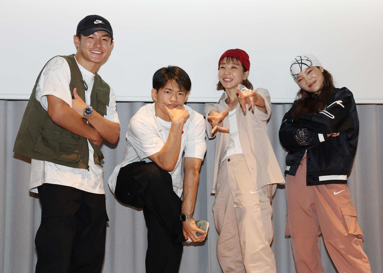 フォトセッションでポーズを決めるパリ五輪ブレイキン日本代表、左からShigekix、Hiro10、AYUMI、AMI（撮影・宮地輝）