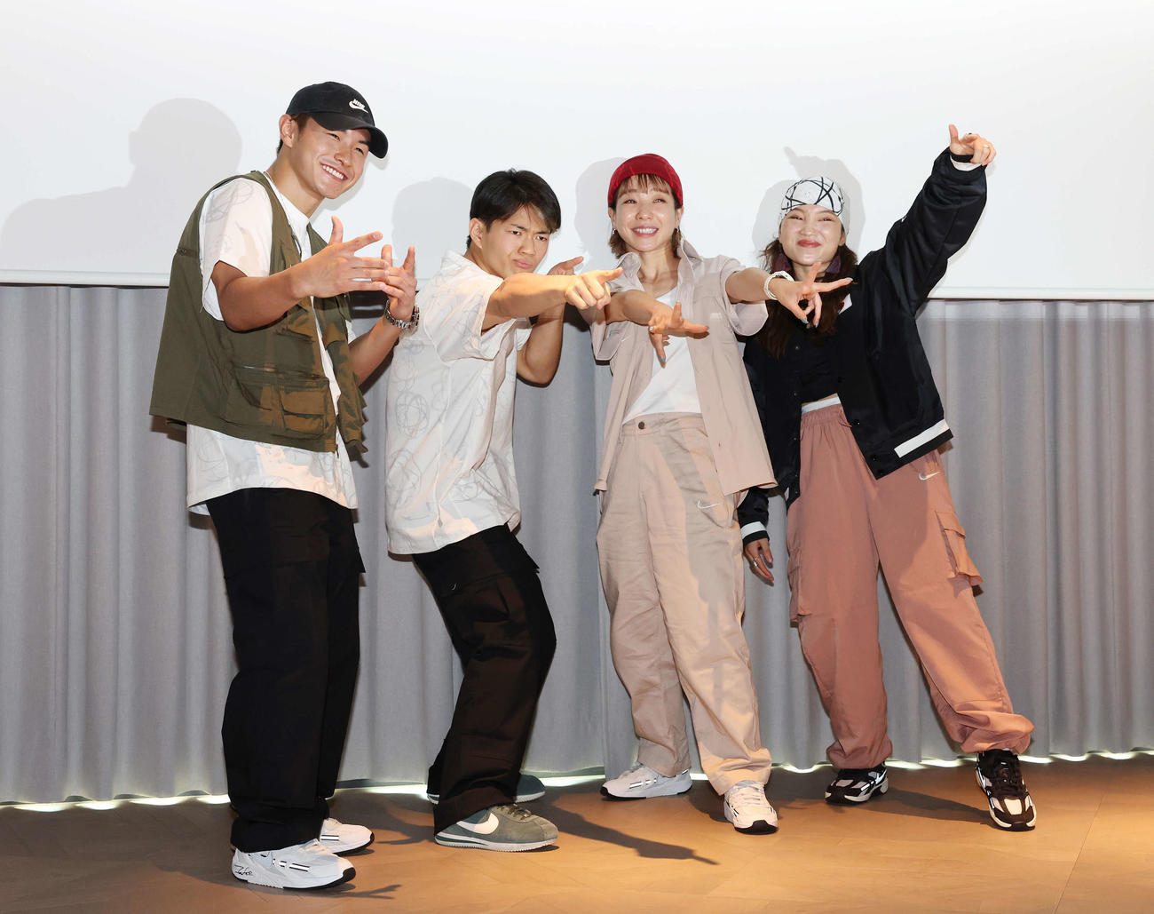 フォトセッションでポーズを決めるパリ五輪ブレイキン日本代表、左からShigekix、Hiro10、AYUMI、AMI（撮影・宮地輝）