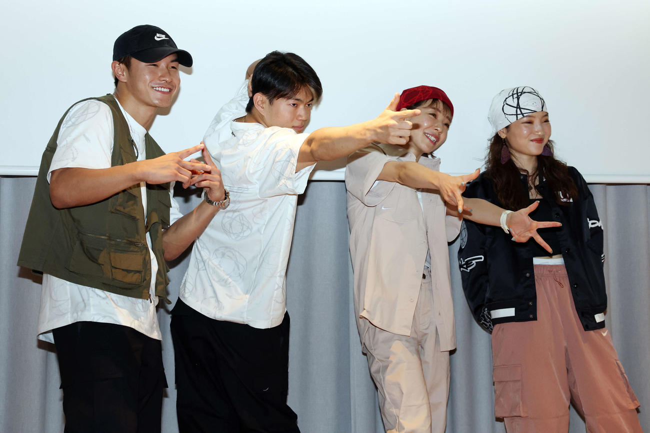 フォトセッションでポーズを決めるパリ五輪ブレイキン日本代表、左からShigekix、Hiro10、AYUMI、AMI（撮影・宮地輝）