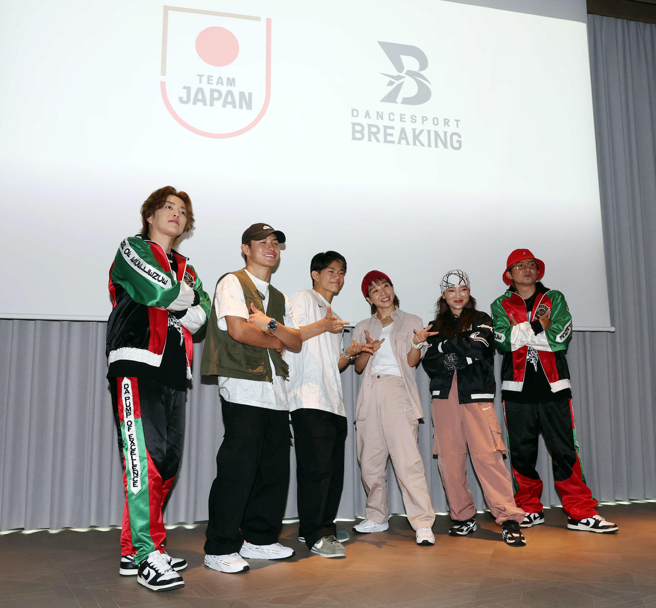 DA PUMPのKENZO（左端）とISSA（右端）とフォトセッションに臨むパリ五輪ブレイキン日本代表、左から1人おいてShigekix、Hiro10、AYUMI、AMI（撮影・宮地輝）