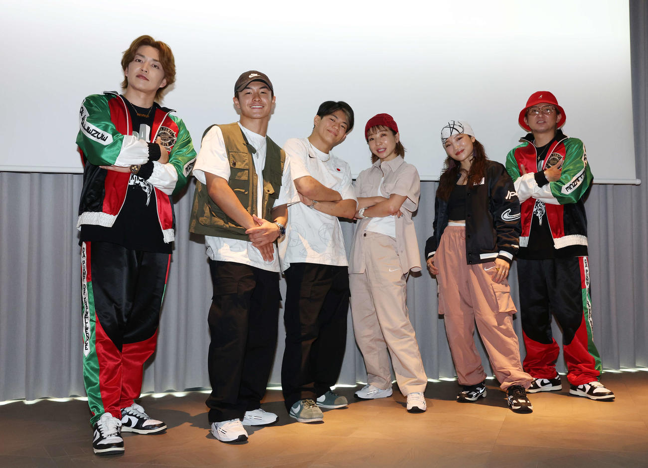 DA PUMPのKENZO（左端）とISSA（右端）とフォトセッションに臨むパリ五輪ブレイキン日本代表、左から1人おいてShigekix、Hiro10、AYUMI、AMI（撮影・宮地輝）
