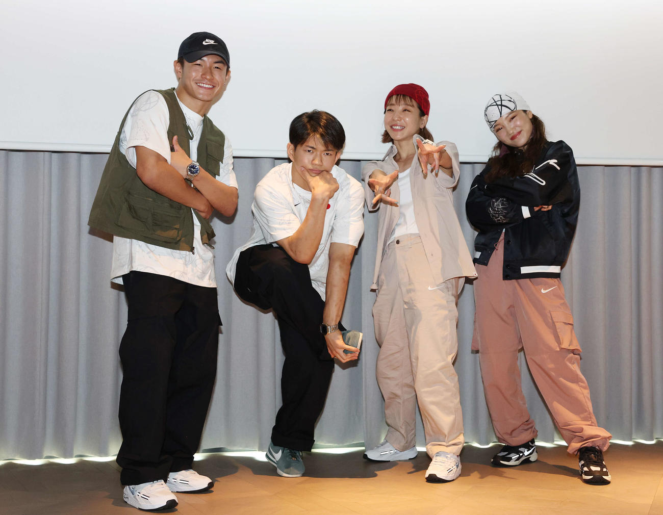 フォトセッションでポーズを決めるパリ五輪ブレイキン日本代表、左からShigekix、Hiro10、AYUMI、AMI（撮影・宮地輝）