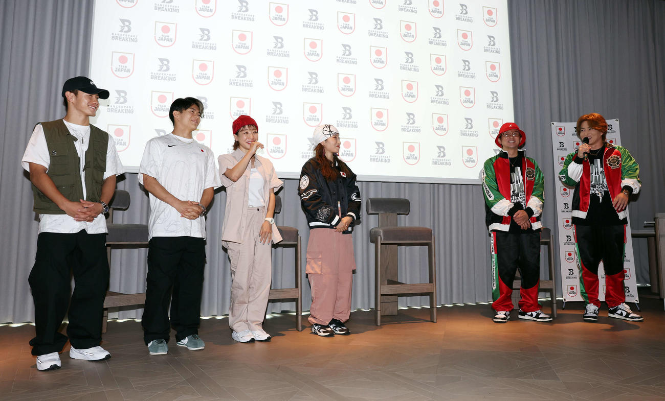 パリ五輪ブレイキン日本代表記者会見に登壇した、左からShigekix、Hiro10、AYUMI、AMI、DA PUMPのISSA、KENZO（撮影・宮地輝）