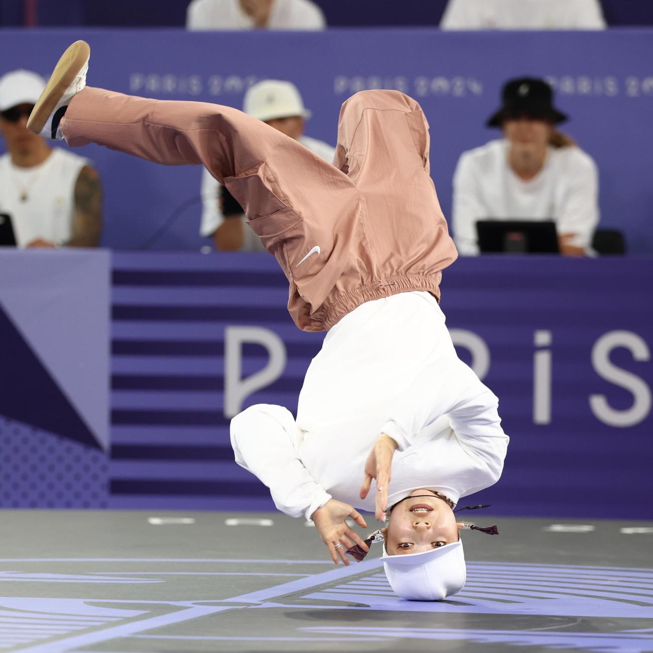 ブレイキン女子準決勝で演技するAMI（撮影・河田真司）