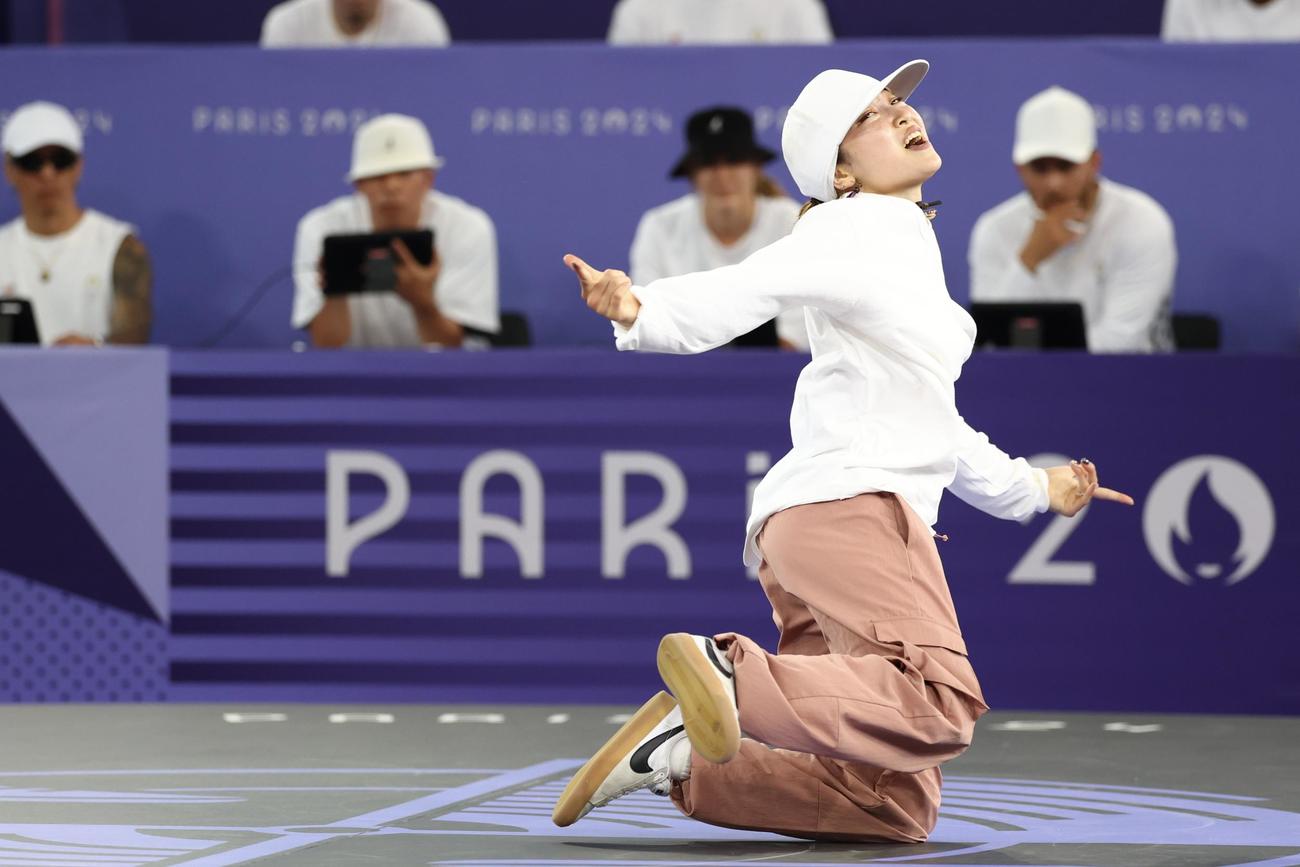 ブレイキン女子準決勝で演技するAMI（撮影・河田真司）
