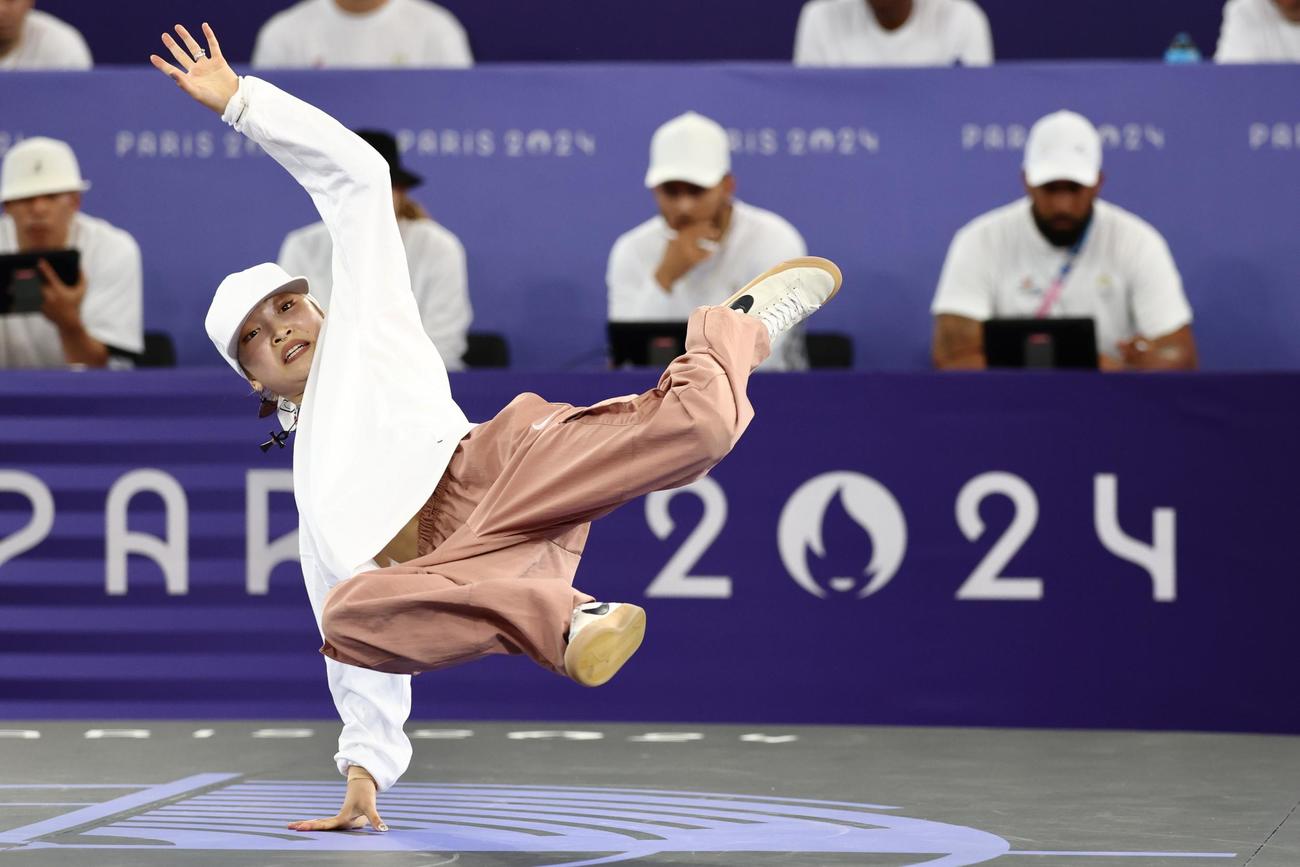 ブレイキン女子準決勝で演技するAMI（撮影・河田真司）