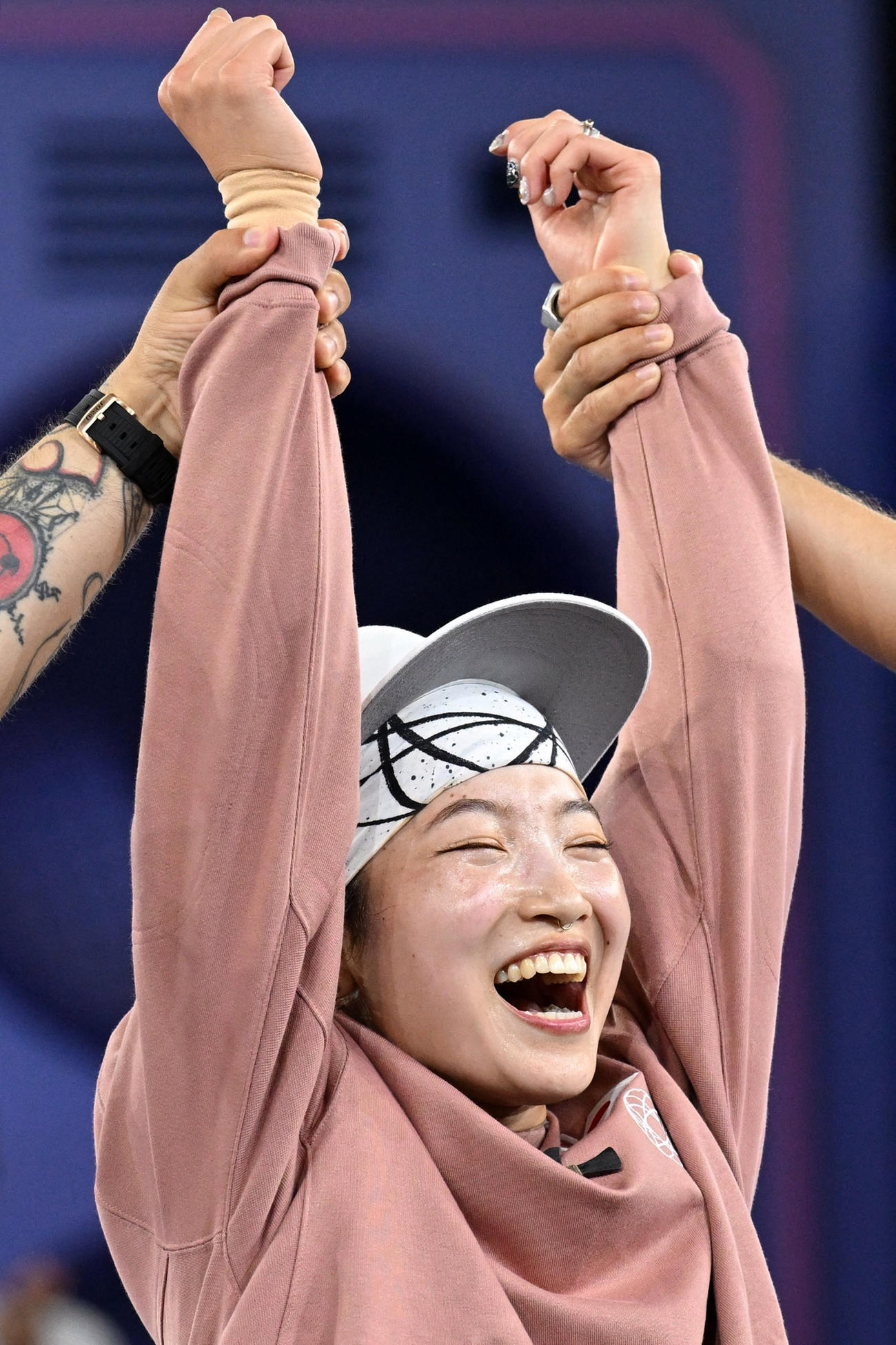 ブレイキン女子決勝　優勝を決め、喜ぶAMI（ロイター）