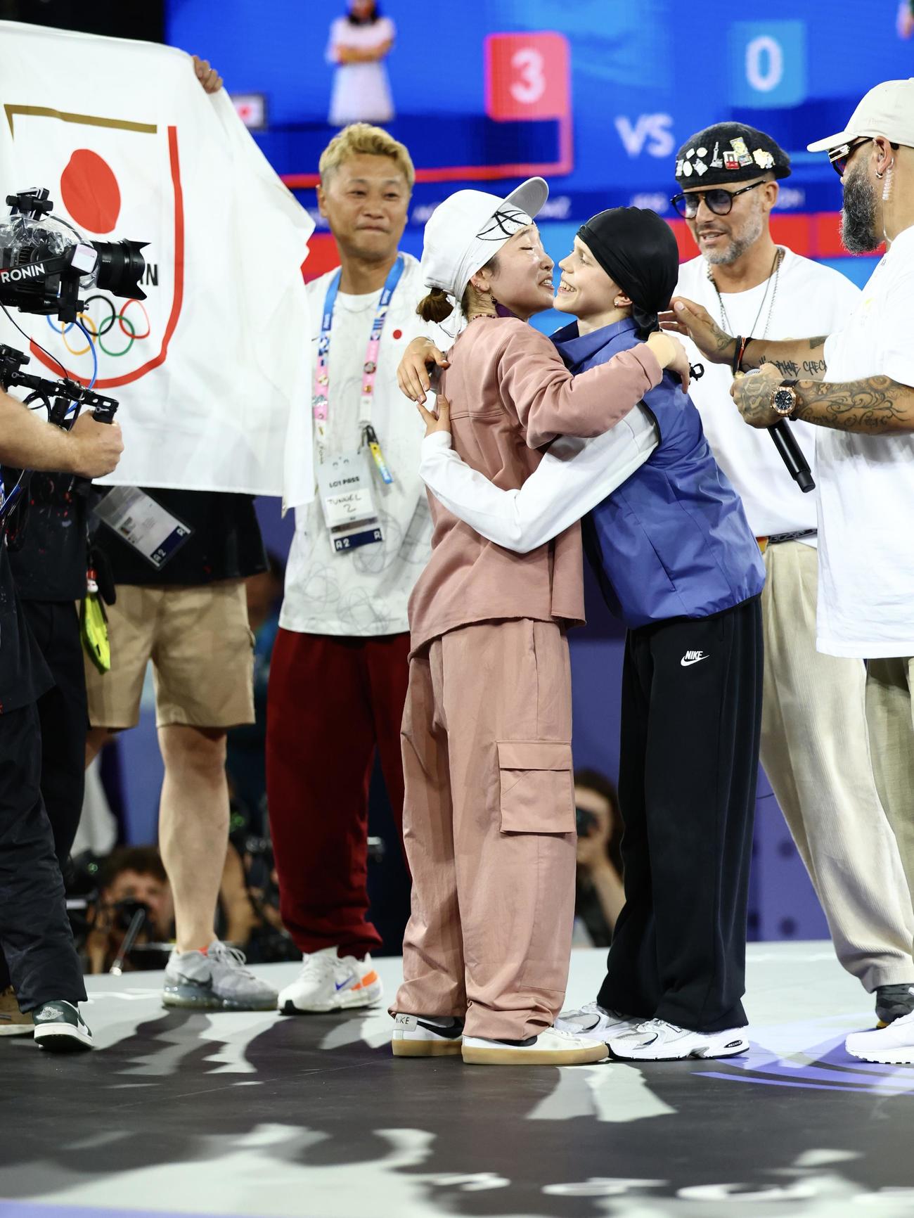 ブレイキン女子決勝　優勝を決め祝福を受けるAMI（撮影・河田真司）