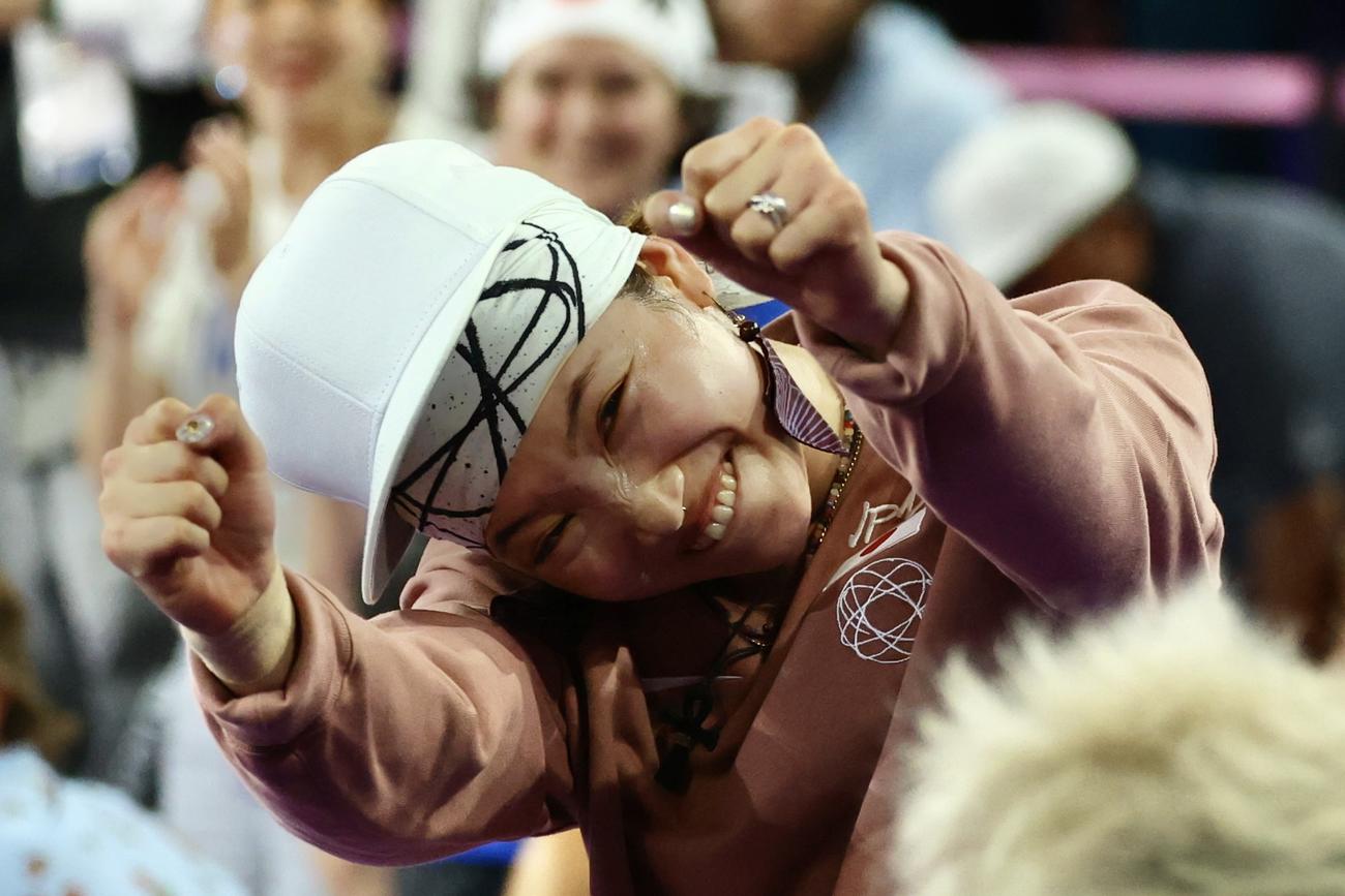 ブレイキン女子決勝　優勝を決め祝福を受けながら移動するAMI（撮影・河田真司）