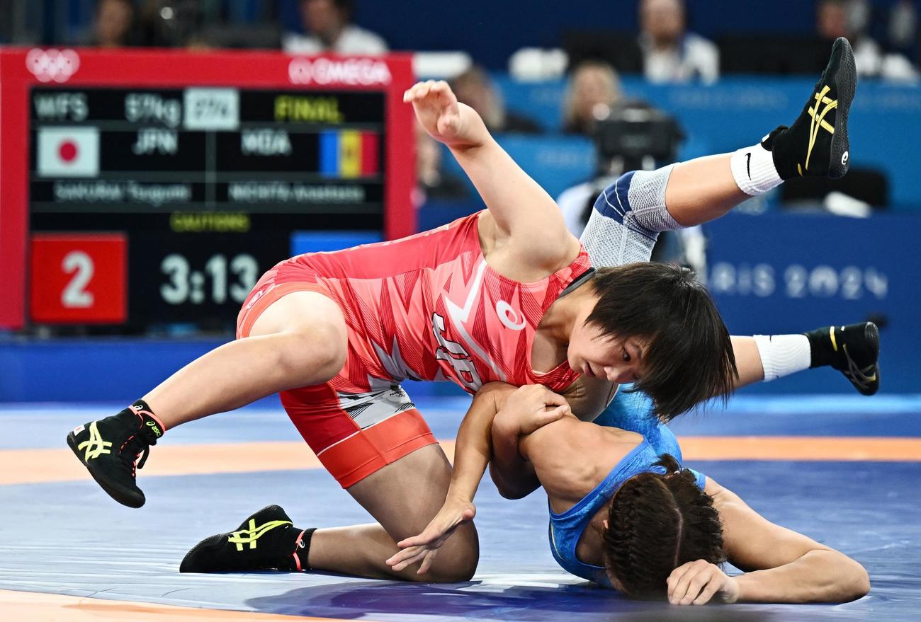 女子フリースタイル57キロ級決勝　攻める桜井（ロイター）
