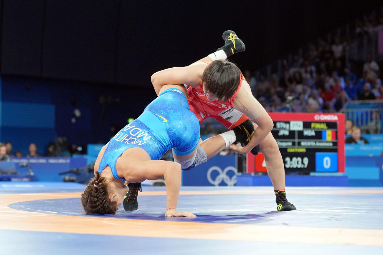 女子フリースタイル57キロ級　決勝　アナスタシア・ニキタと対戦し金メダルを獲得した桜井つぐみ（撮影・パオロ　ヌッチ）