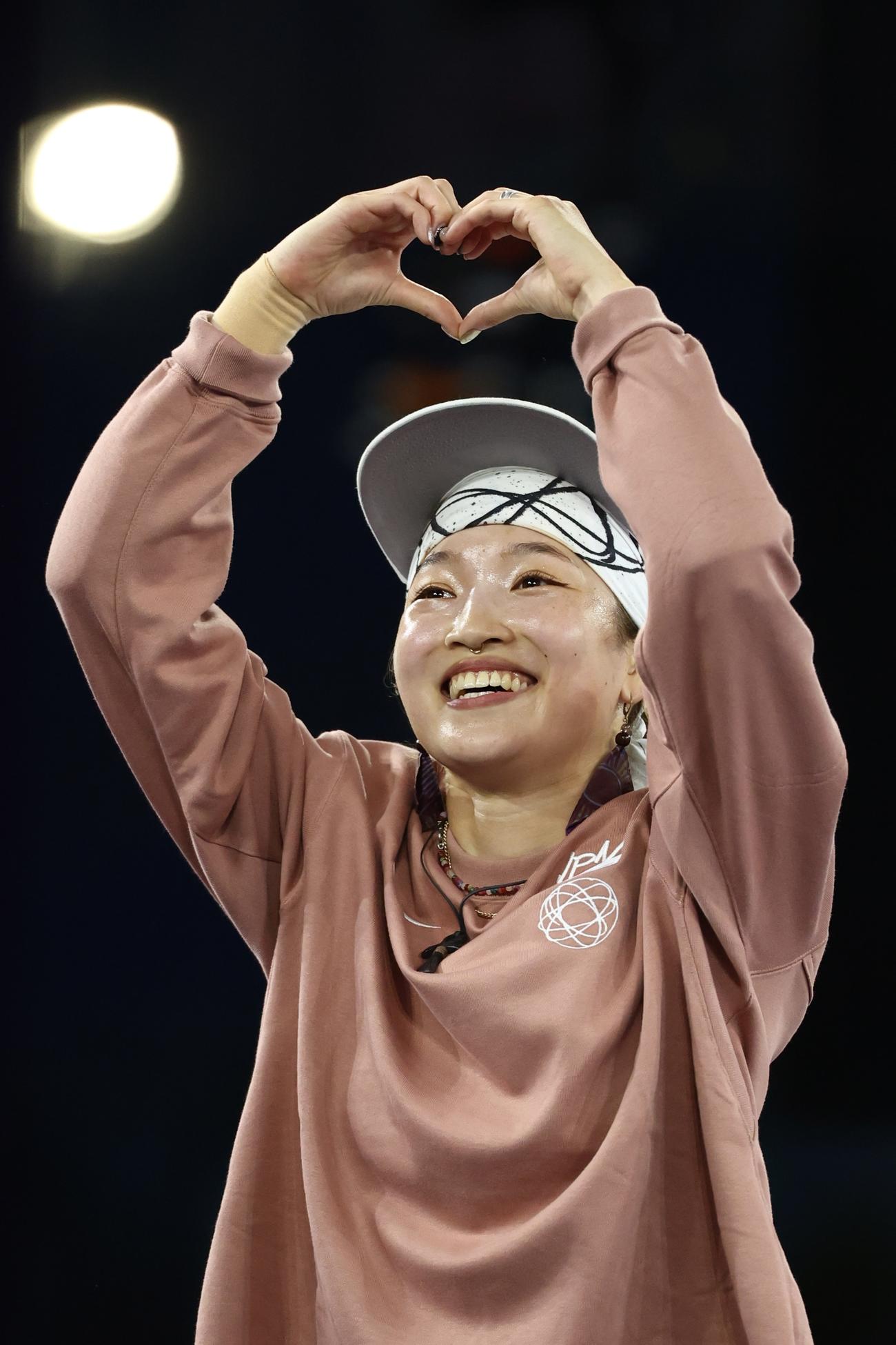 ブレイキン女子決勝を終え、ハートのポーズをするAMI（撮影・河田真司）