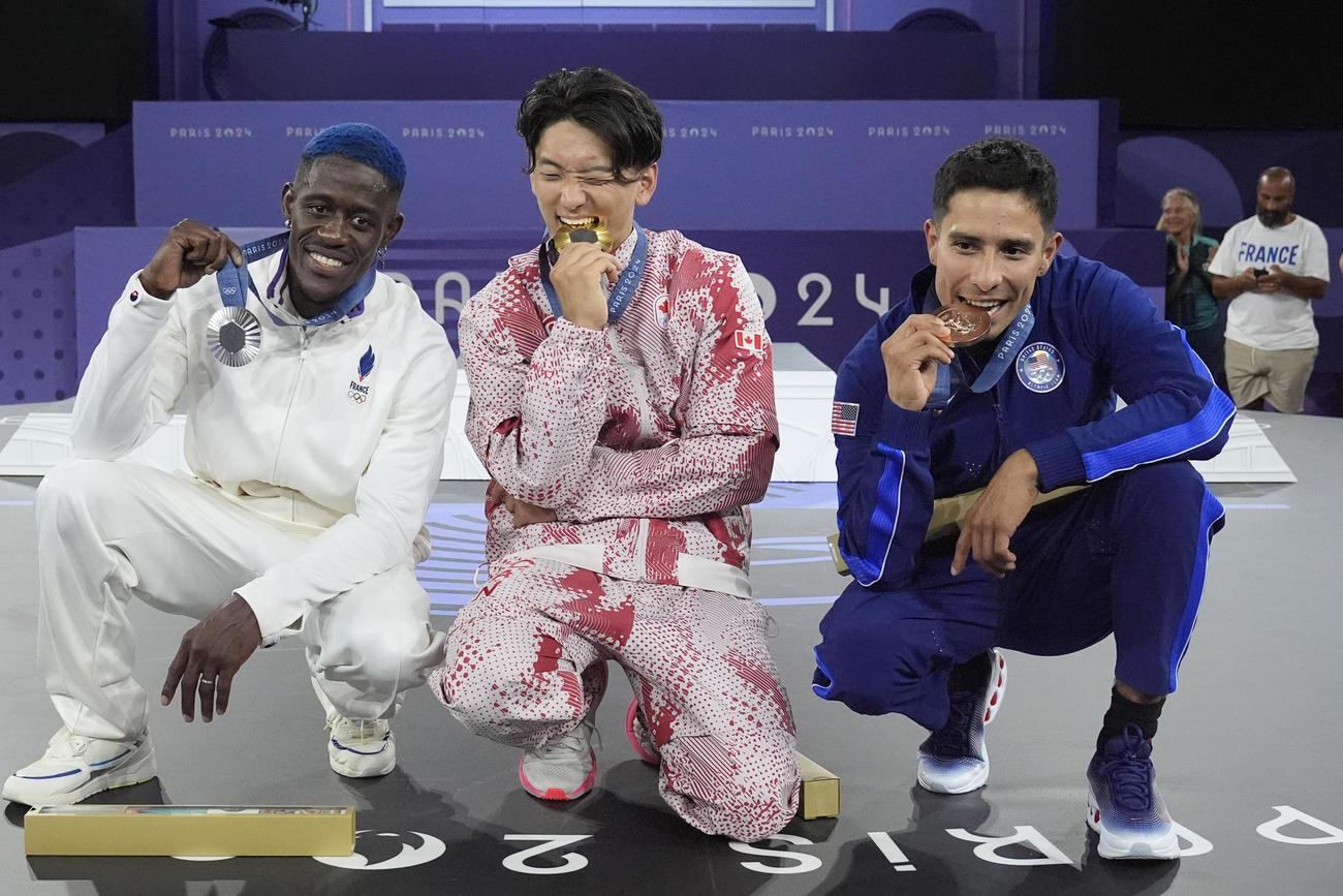ブレイキン決勝　ポーズを取る金メダリストのフィリップ・キム（中央）、銀メダリストのダニス・シビル（左）、銅メダリストのビクター・マンタルボ（AP）