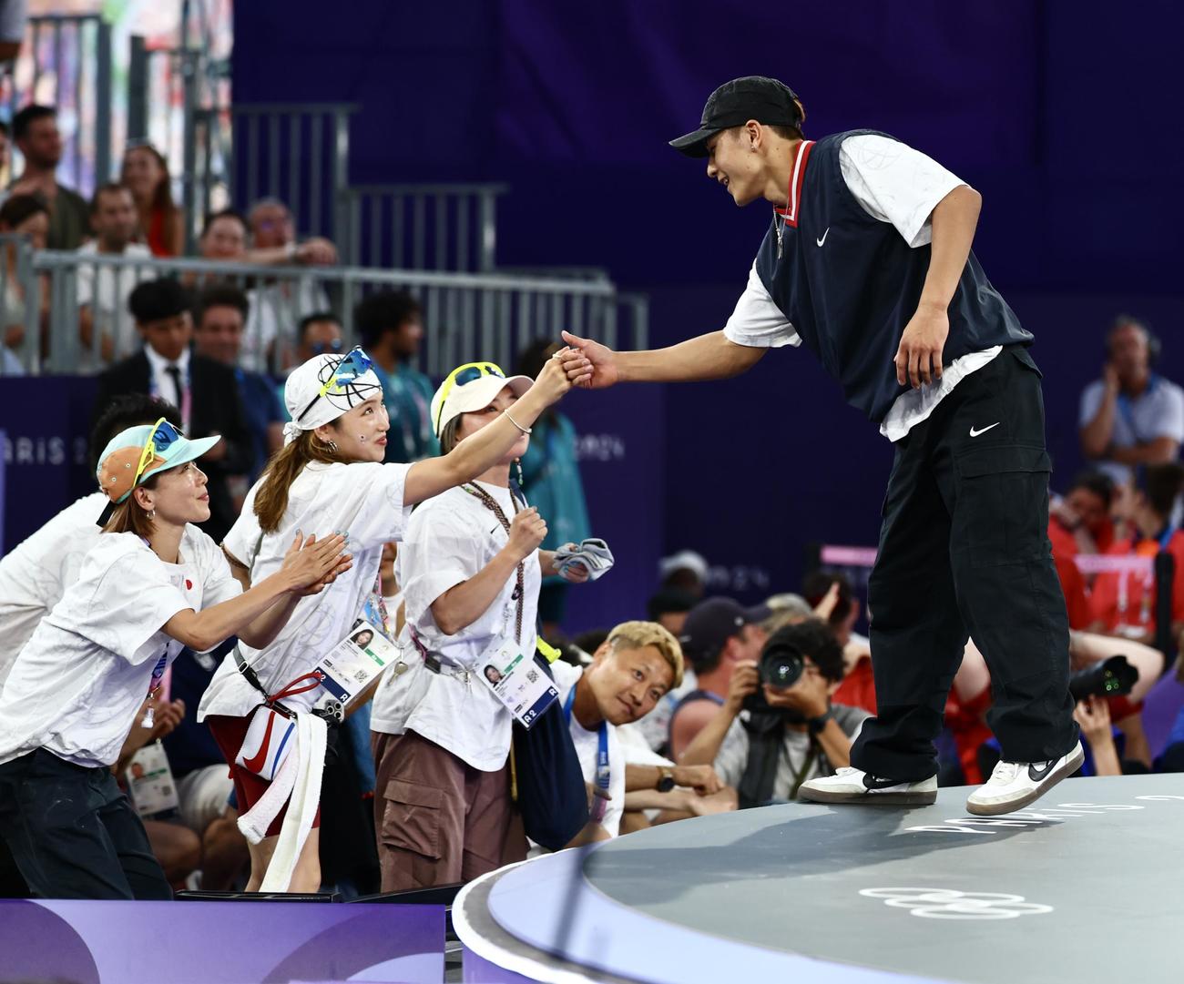 男子準決勝を終え、AYUMI（左）とAMIから労われるSHIGEKIX（撮影・河田真司）