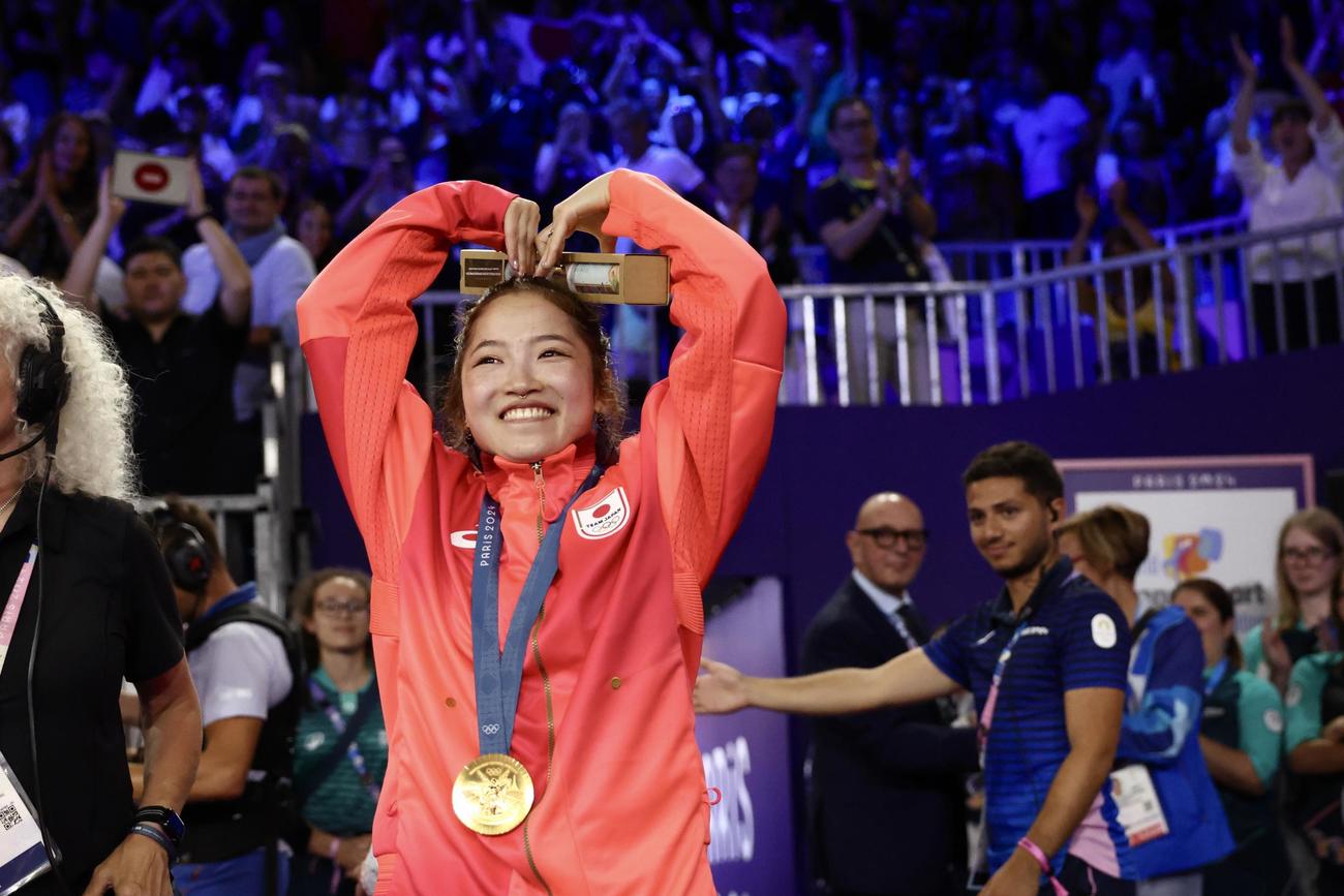 ブレイキン女子決勝　金メダルを下げながらハートポーズで引き揚げるAMI（2024年8月9日撮影）
