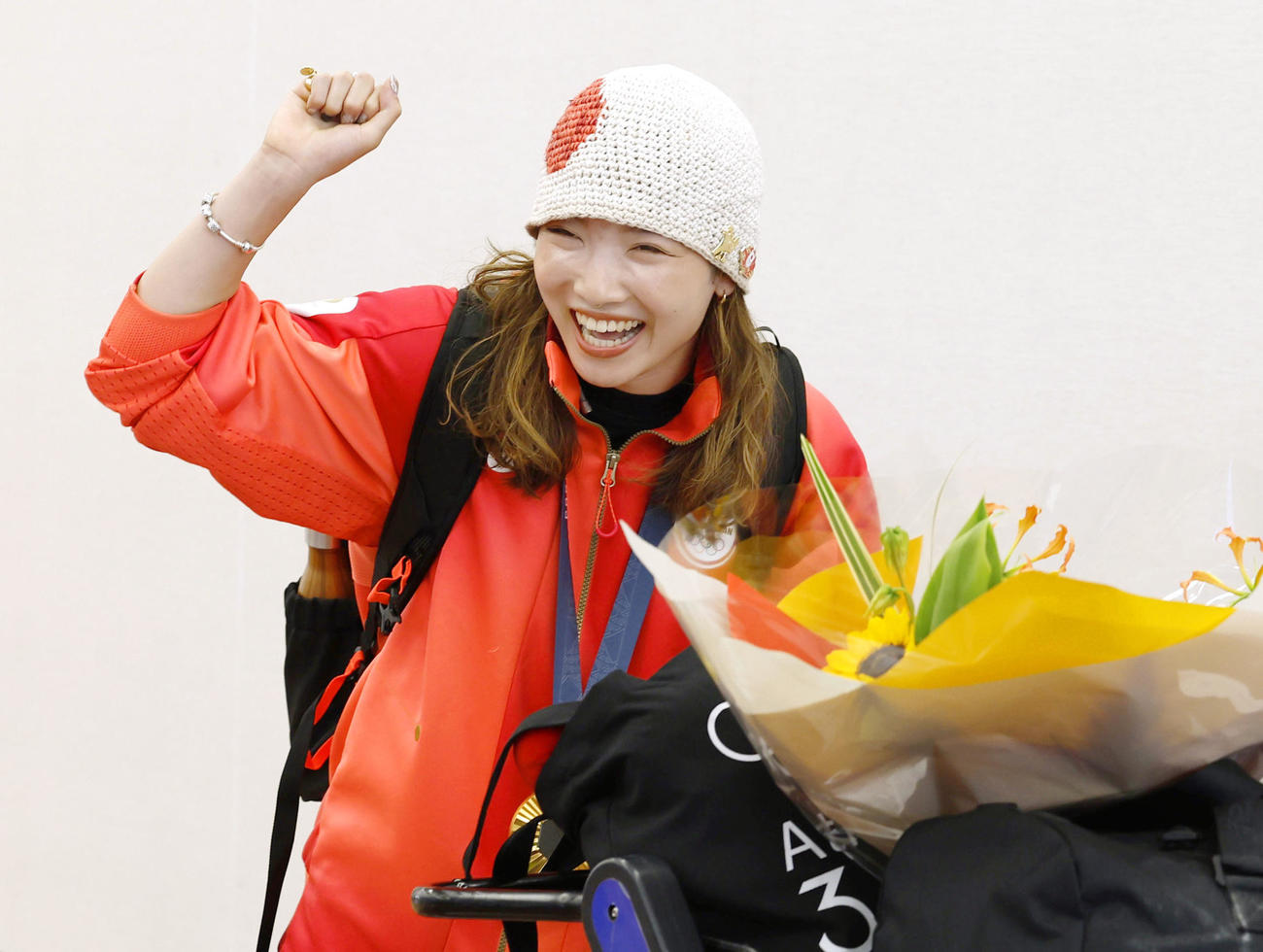 パリ五輪から帰国したブレイキン女子で金の湯浅亜実（共同）