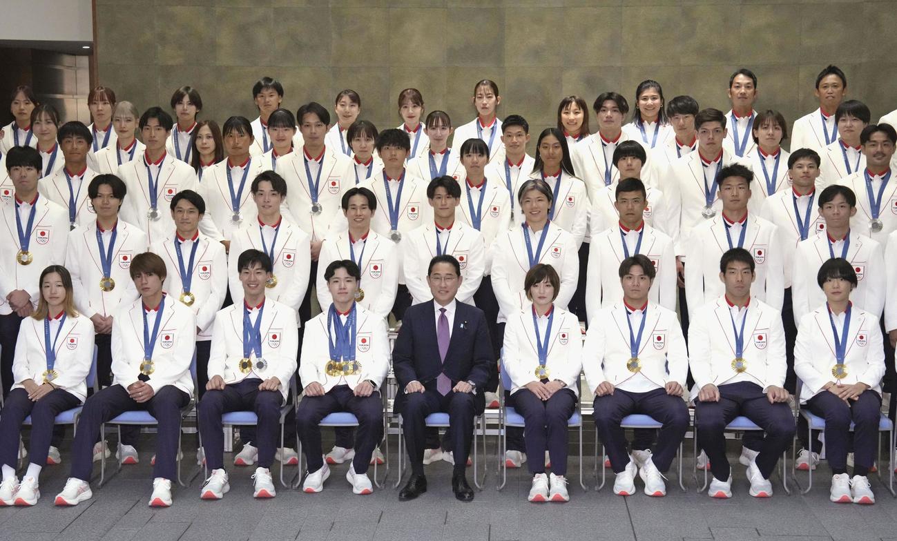 岸田首相（前列中央）と記念撮影するパリ五輪の日本選手団メダリストら（共同）