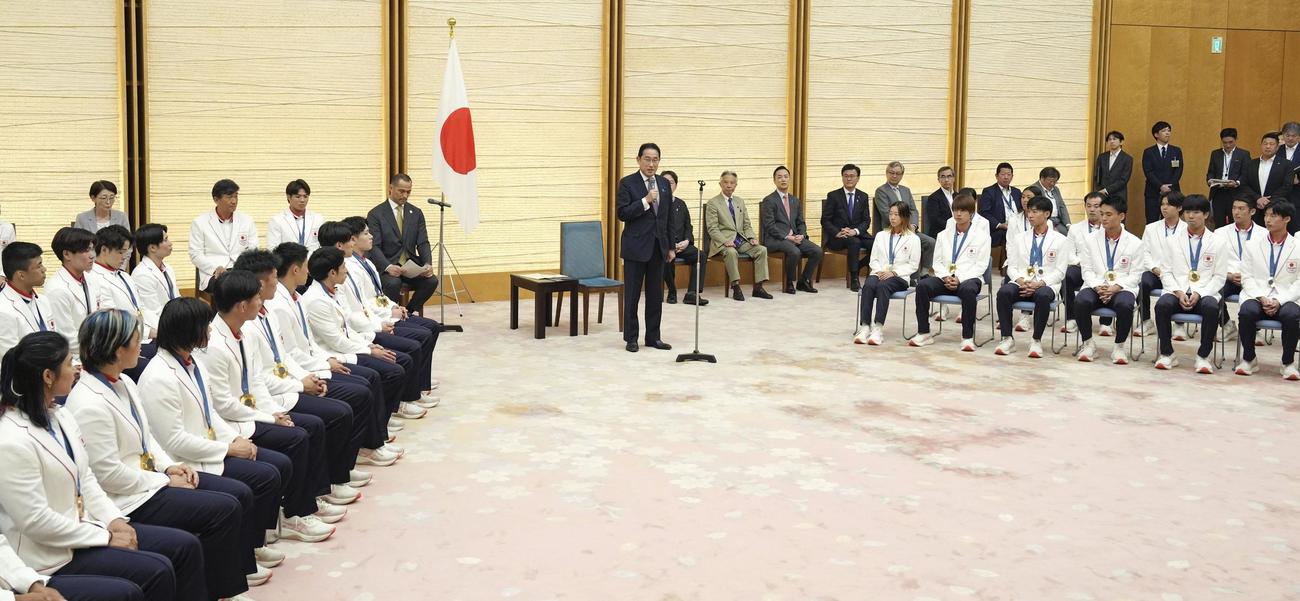 パリ五輪の日本選手団メダリストらと面会する岸田首相（中央）（共同）