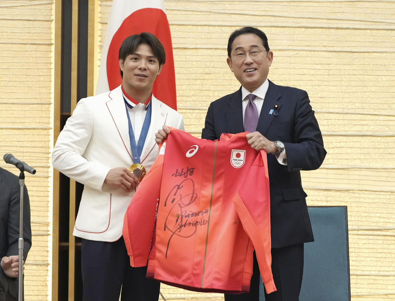 柔道男子の阿部一二三（左）と笑顔で写真に納まる岸田首相