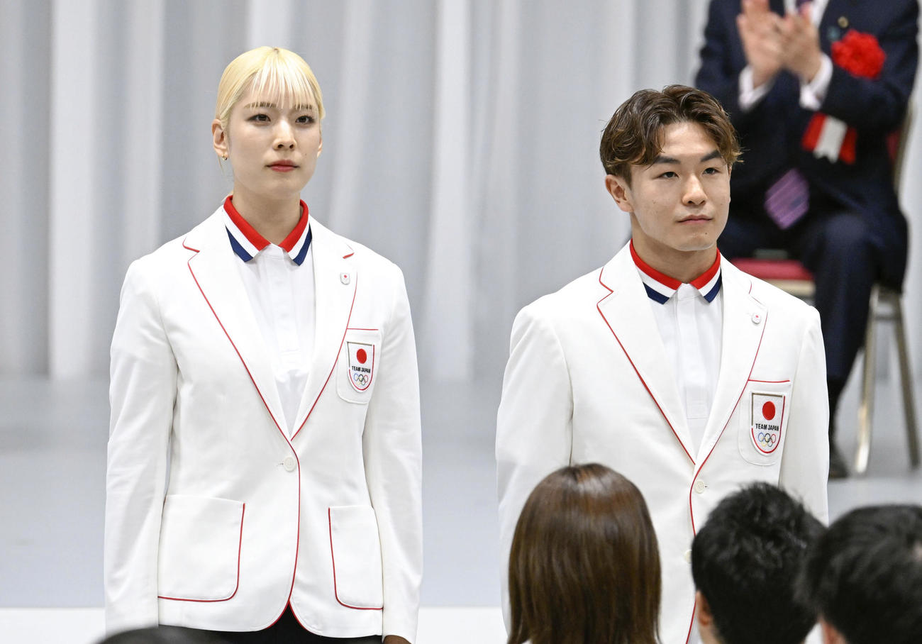 パリ五輪の日本選手団の旗手を務めるフェンシング女子の江村美咲（左）とブレイキン男子の半井重幸（共同）