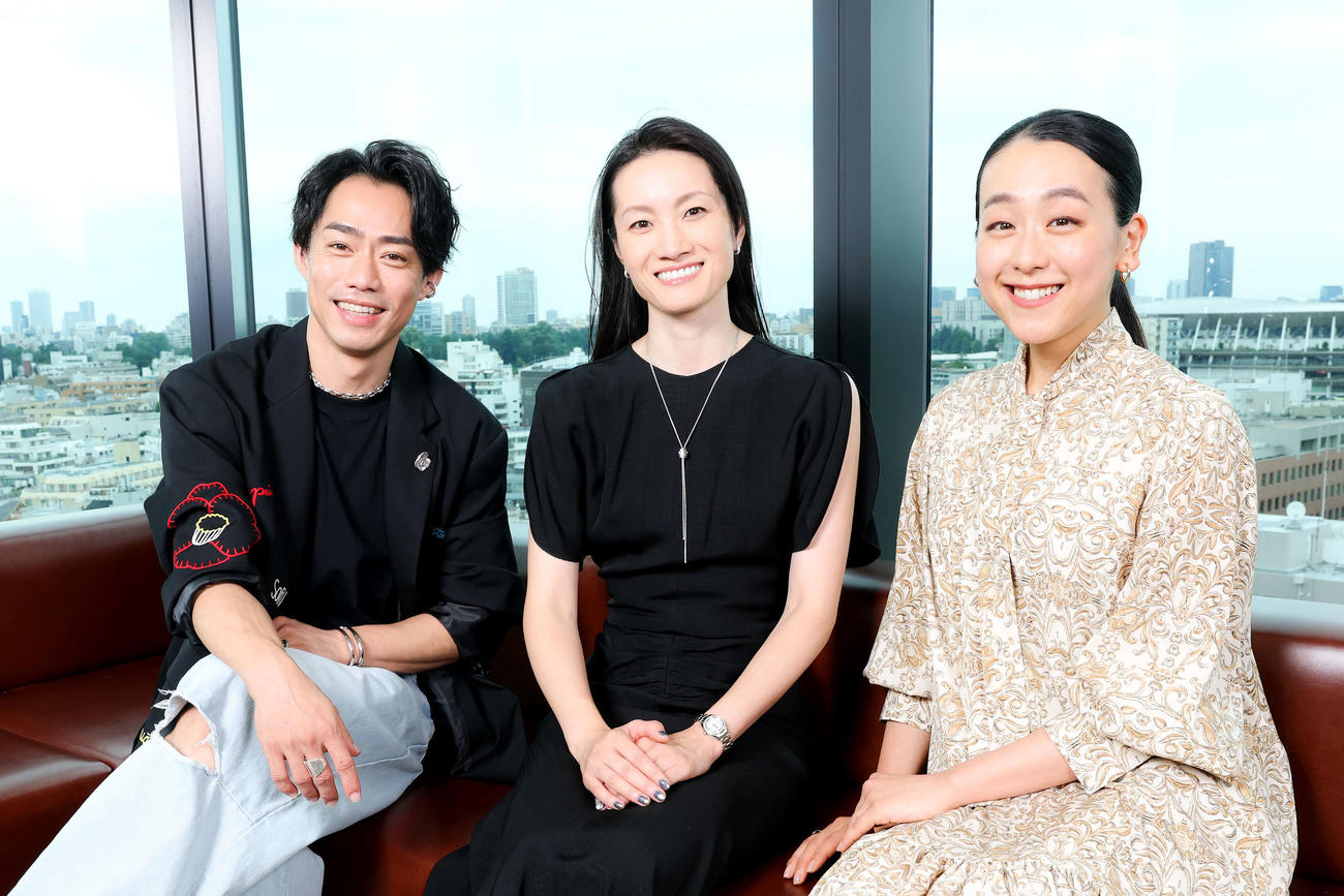 「フレンズオンアイス」に出演する豪華メンバー。（左から）高橋大輔さん、荒川静香さん、浅田真央さん（撮影・河田真司）