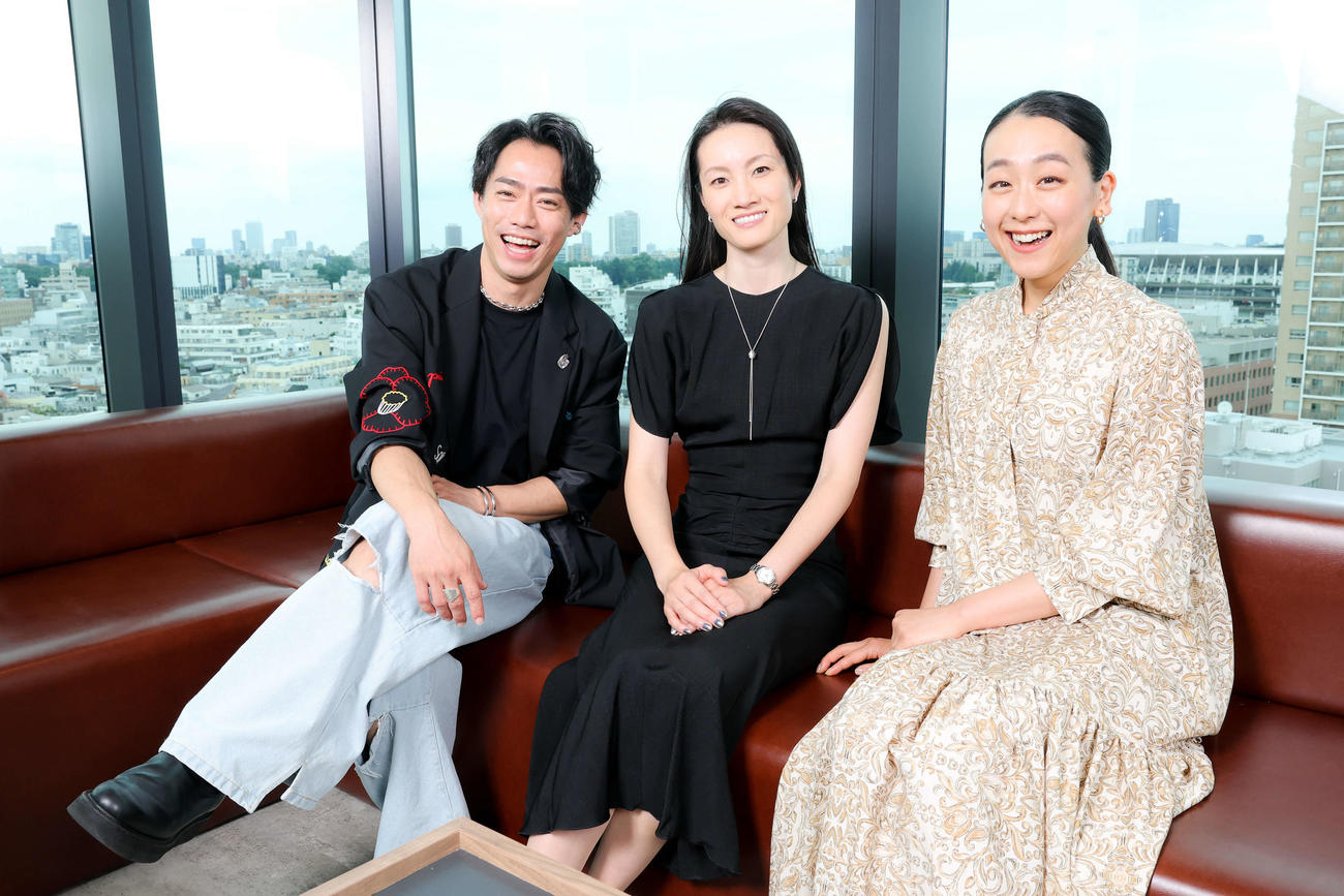 「フレンズオンアイス」に出演する豪華メンバー。（左から）高橋大輔さん、荒川静香さん、浅田真央さん（撮影・河田真司）