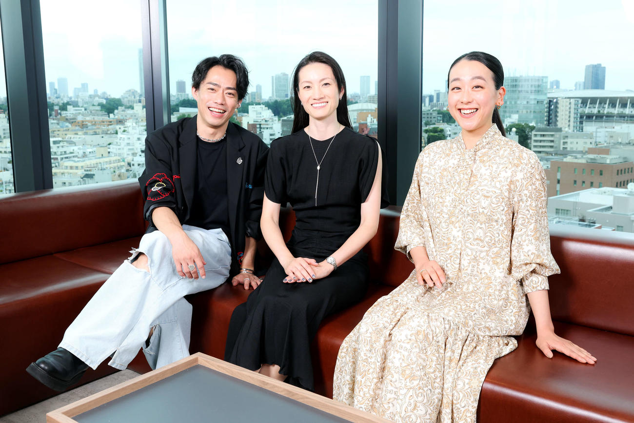 「フレンズオンアイス」に出演する豪華メンバー。（左から）高橋大輔さん、荒川静香さん、浅田真央さん（撮影・河田真司）