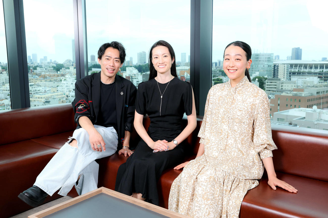「フレンズオンアイス」に出演する豪華メンバー。（左から）高橋大輔さん、荒川静香さん、浅田真央さん（撮影・河田真司）