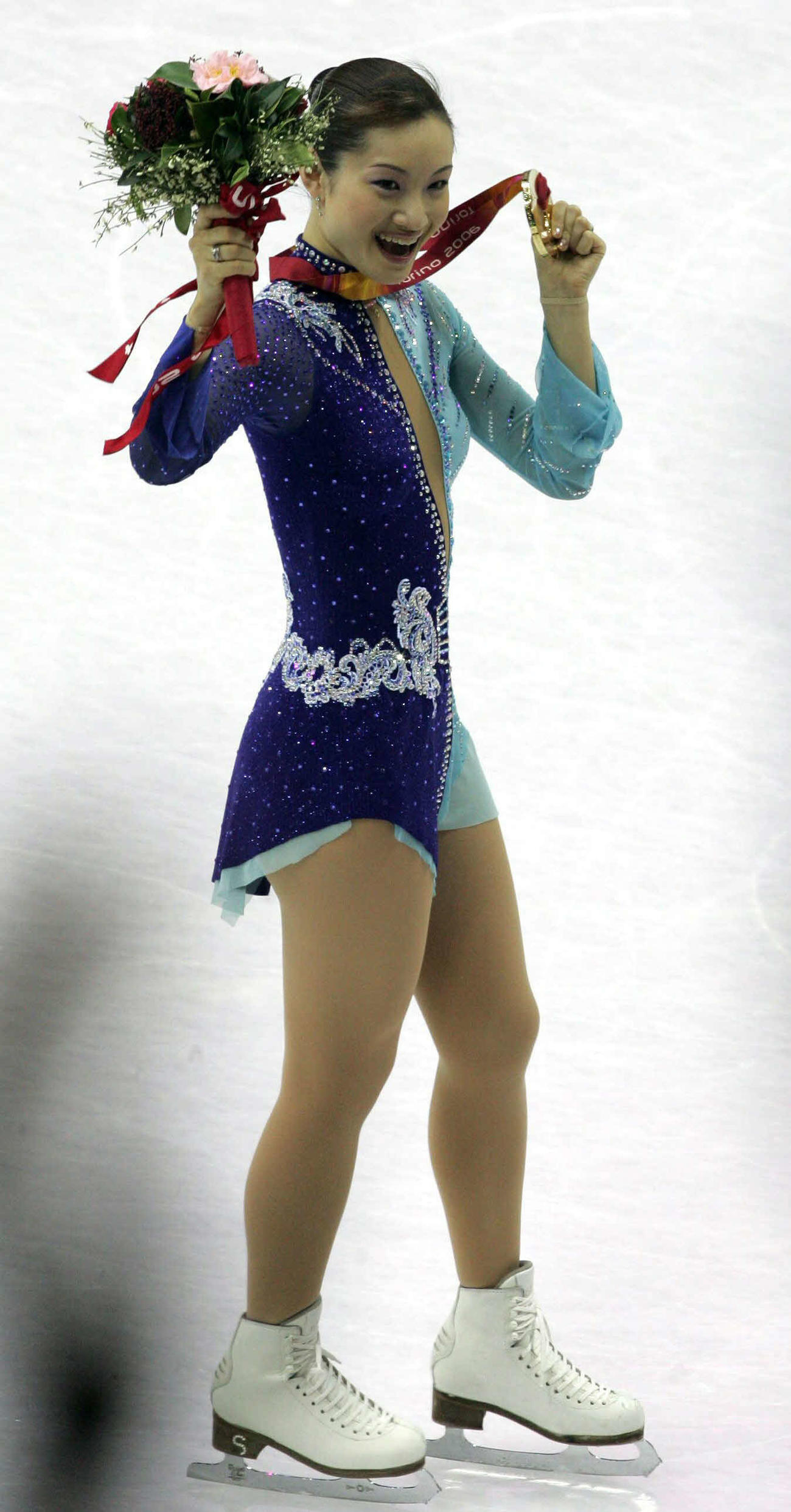 2006年トリノ五輪・フィギュアスケート女子シングルフリー　金メダルを獲得した荒川静香は大勢の人々の喝采を浴びながらメダルを手にする（撮影・田崎高広）＝2006年2月23日、イタリア・パラベラ競技場フィギュア女子シングルフリー　荒川静香が優勝　荒川静香が金メダル第20回冬季五輪トリノ大会