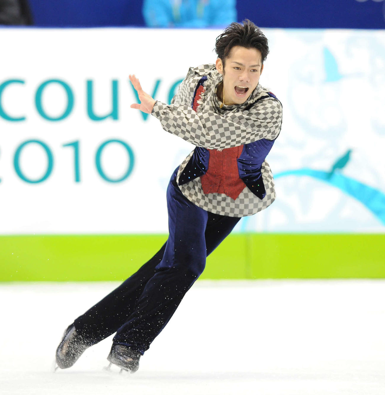 バンクーバー五輪フィギュアスケート男子フリー　気合を前面に押し出し、激しくリンクを舞う高橋大輔＝2010年2月18日