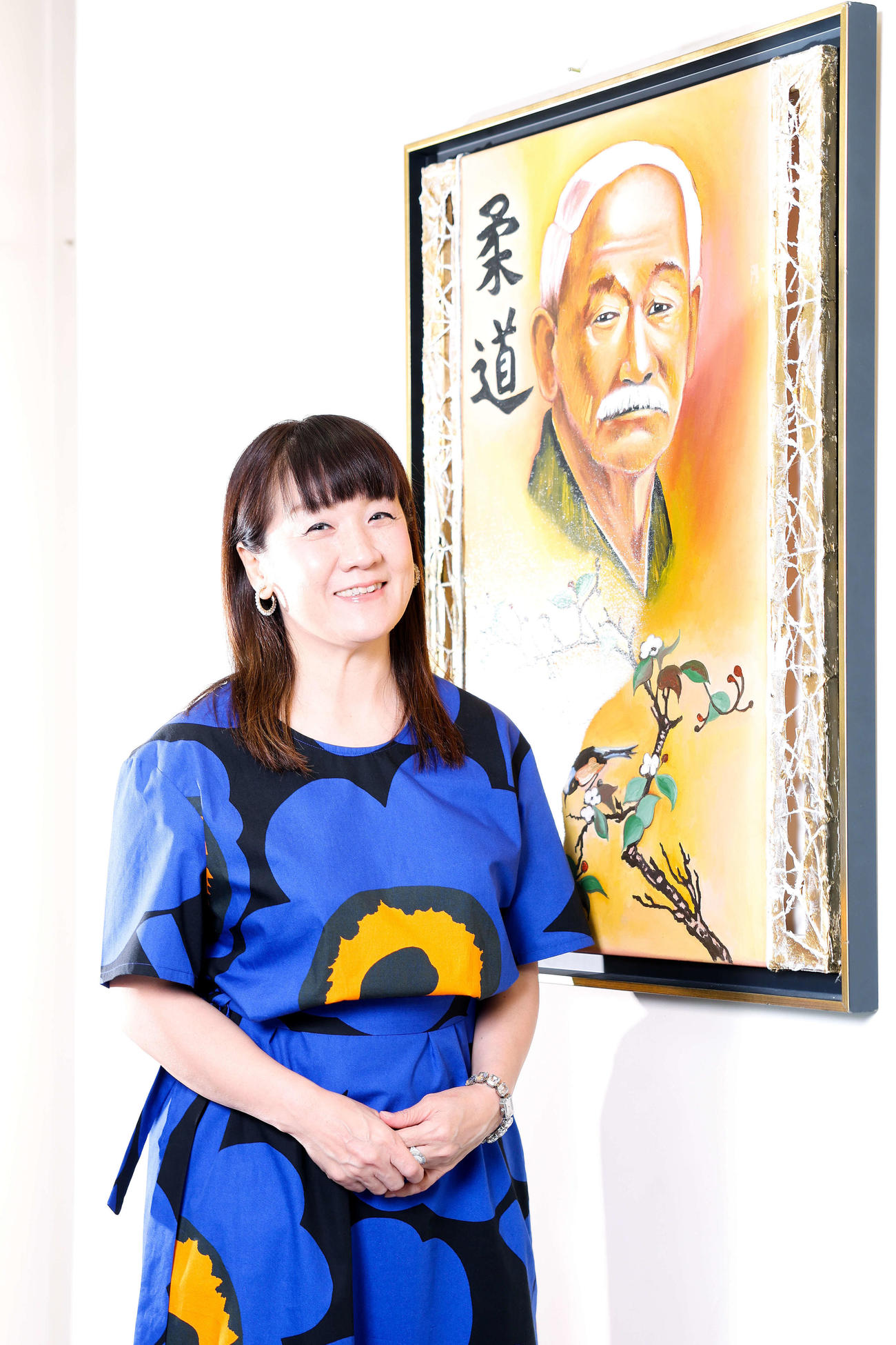 嘉納治五郎さんの肖像画の脇で笑顔を見せる谷亮子さん（撮影・河田真司）
