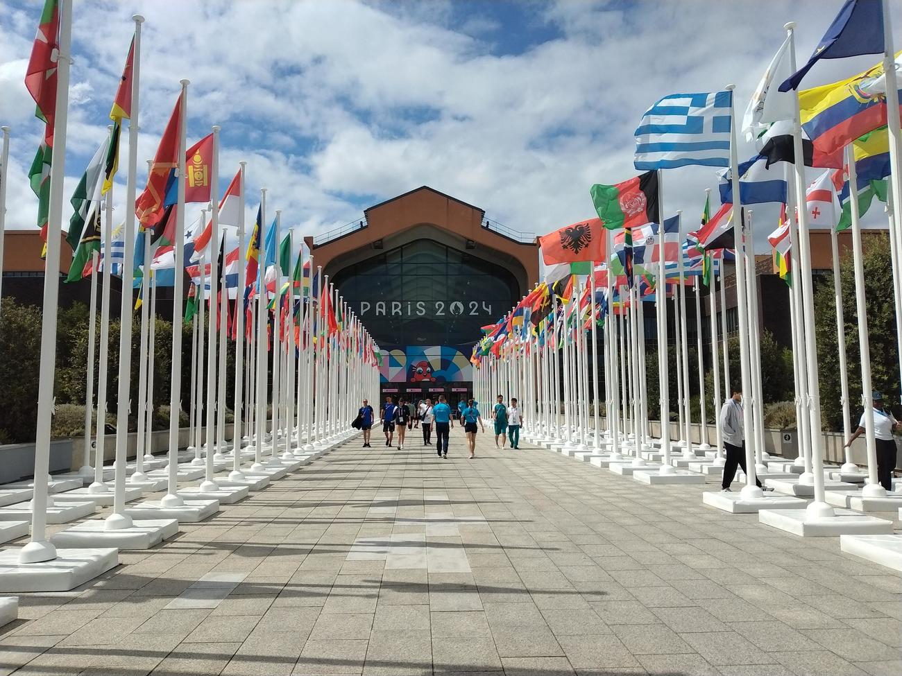 食堂に続く道には各国の国旗がはためいていた。