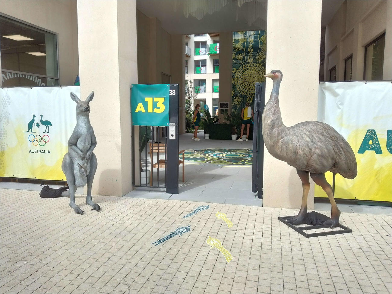 オーストラリアの宿泊棟の前にはカンガルーとエミューのモニュメント