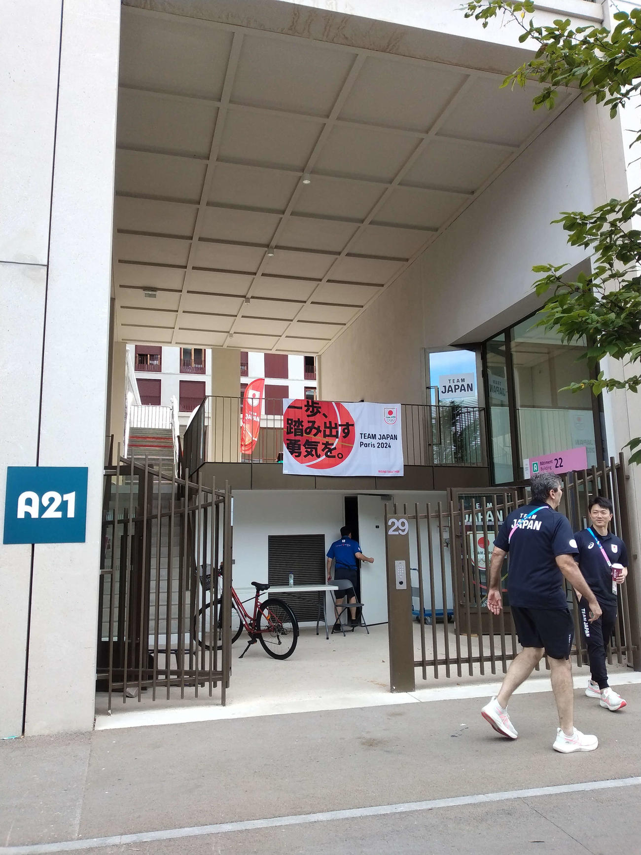 日本の宿泊棟の入り口