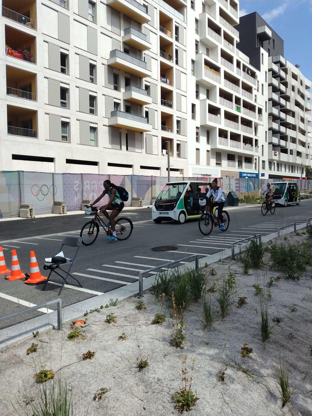 自転車を利用して移動する選手も多くみられた