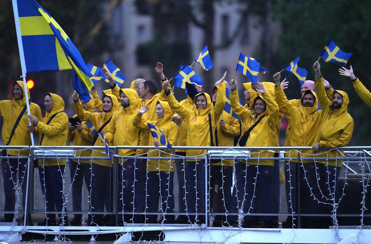 「ユニクロ」公式ウエアを着て開会式に参加したスウェーデンの選手たち（ロイター）