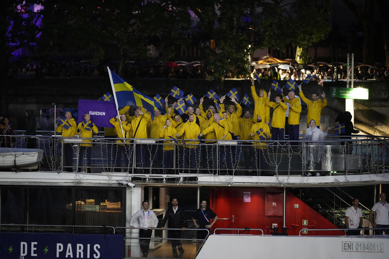 「ユニクロ」の公式ウエアを着て開会式に参加したスウェーデンの選手たち（AP）